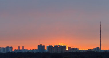 şehir içinde erken pembe şafak bahar