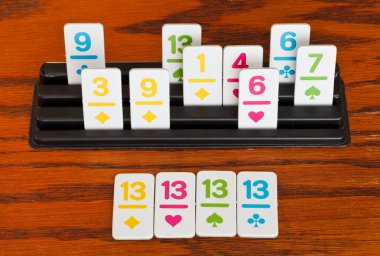 Rummy oyunları - kartların grup oynarken