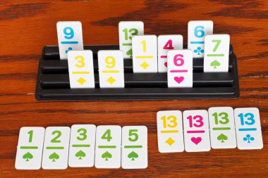 Rummy oyun - çalışma ve grup kartları oynama