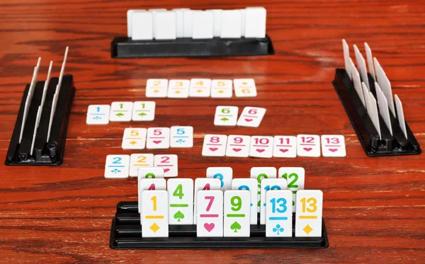 Jeu de tuiles dans le rack de jeu de rummy — Photo