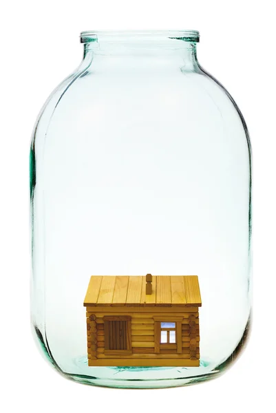 Casa de madeira rural em frasco de vidro grande — Fotografia de Stock
