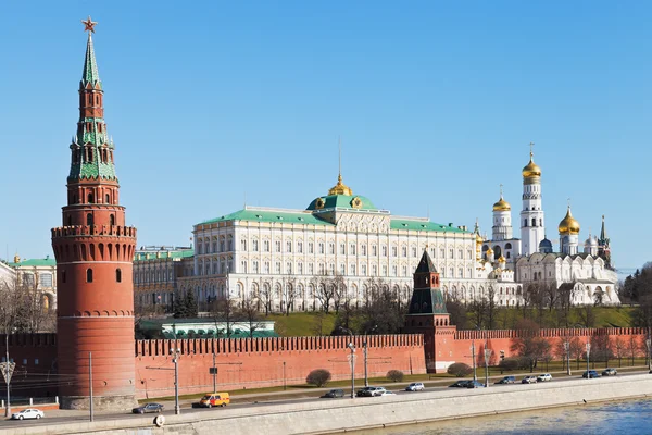 Muralla del Kremlin, torres, palacio, catedrales en Moscú — Foto de Stock