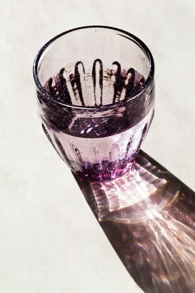 Facettiertes Glas mit klarem Wasser — Stockfoto