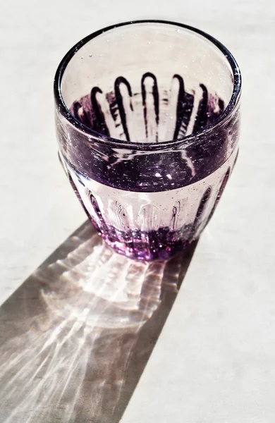Fasettslipad glas med dricksvatten — Stockfoto