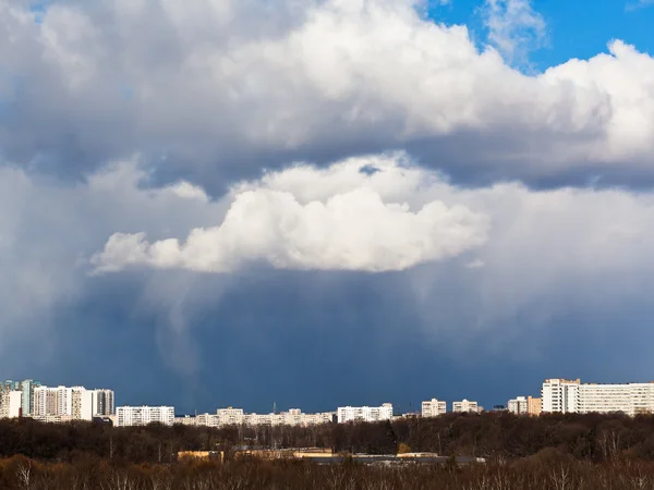 Nuages de neige sur la ville — Photo