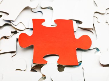 bir parça kırmızı beyaz jigsaw bulmacalar yığını