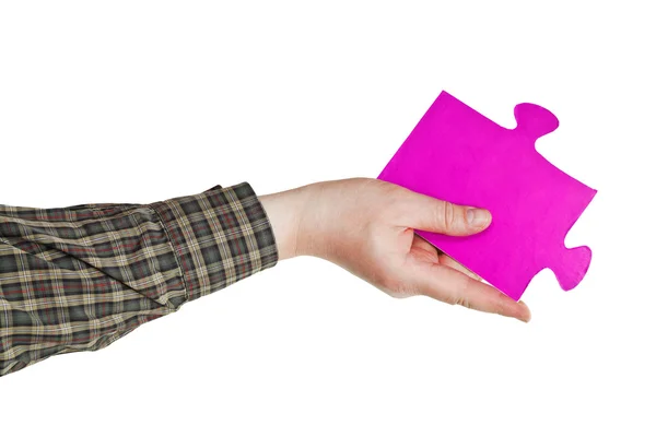 男性的手，握著大的粉红色纸的那一块拼图 — 图库照片