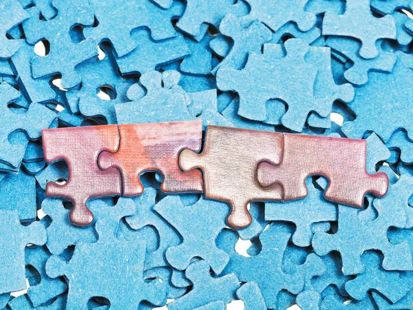 Pièces connectées sur pile de puzzles bleus — Photo