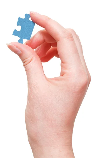 Vrouwelijke arm houdt puzzel stuk — Stockfoto