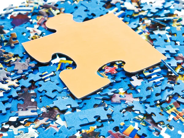 Groot stuk op stapel voor gedemonteerde puzzles — Stockfoto