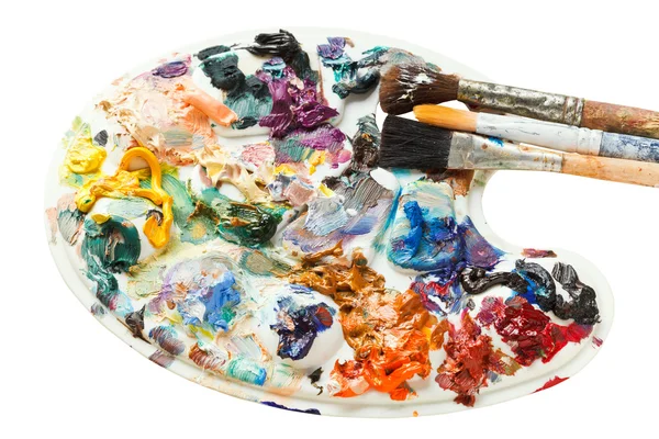 Paleta artística com tintas a óleo e pincéis — Fotografia de Stock
