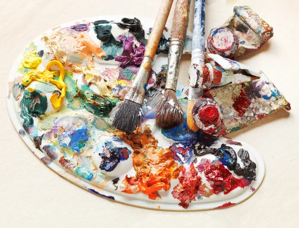 Artistieke pallette met olie, verf penselen, buizen — Stockfoto