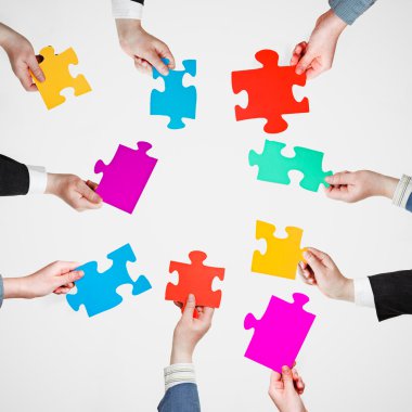 puzzle parçaları insanlarda eller daire içinde ayarla