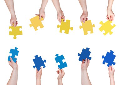 insanlar ellerinde mavi ve sarı puzzle parçaları