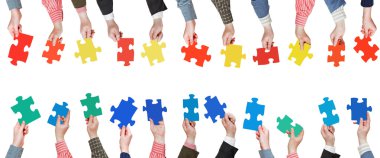 insanlar ellerinde renkli puzzle parçaları ayarlama
