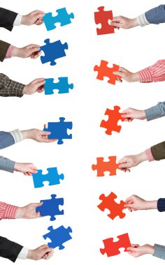 insanlar ellerinde kırmızı ve mavi puzzle parçaları