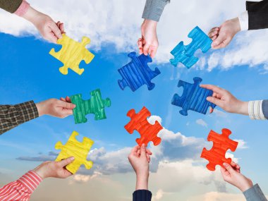 insanlar elleriyle puzzle parçaları ile öğleden sonra gök