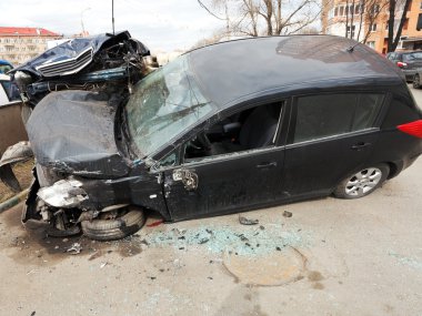 trafik kazası sırasında kırık araba