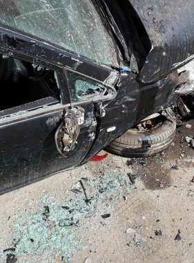 Araba yolda kaza sırasında çöktü