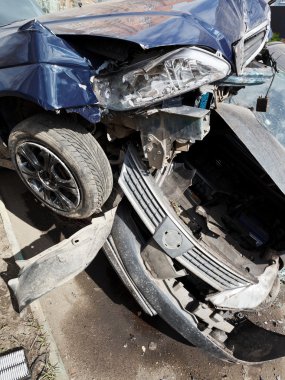 otomobil yol kaza sırasında zarar görmüş davlumbaz
