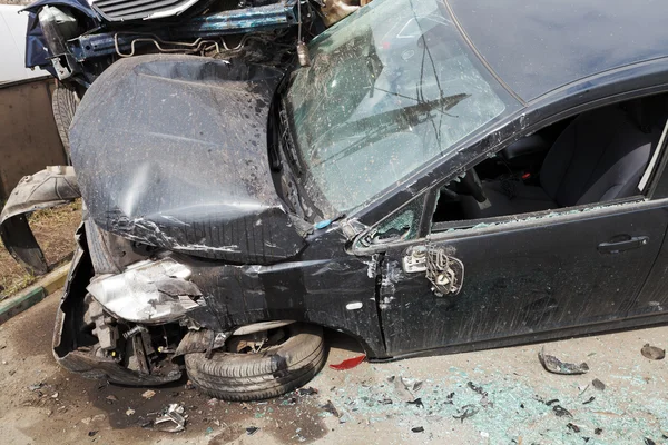 Carro quebrado durante acidente de viação — Fotografia de Stock