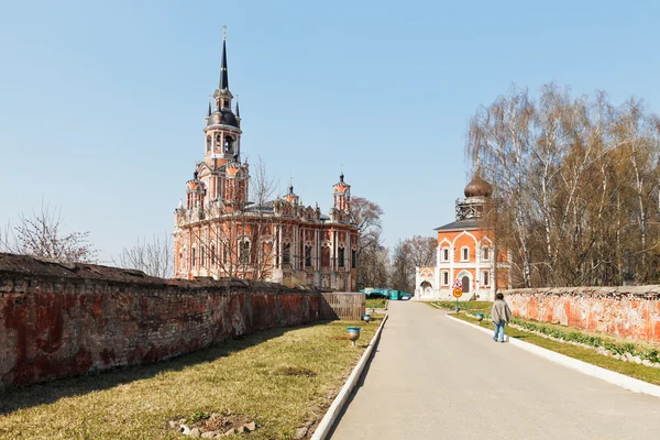 Corte del Kremlin de Mozhaysk con la catedral de Nikolsky — Foto de Stock