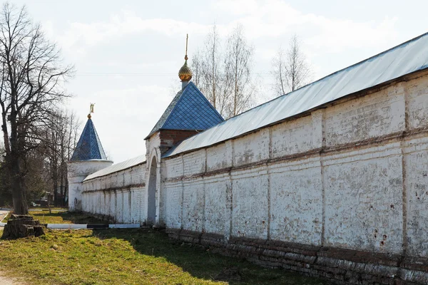 Walls of ancient Luzhetsky Monastery in Russia — Stock Photo, Image