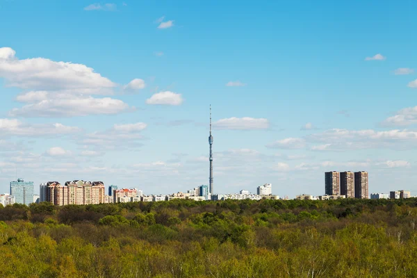 Voorjaar skyline met televisietoren in Moskou — Stockfoto