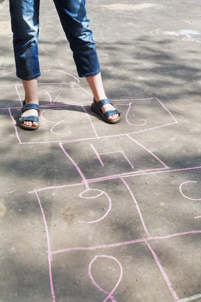 Fille jouer dans hopscotch à l'extérieur — Photo