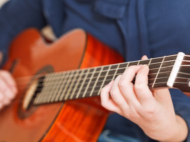 kadın klasik akustik gitar çalıyor.