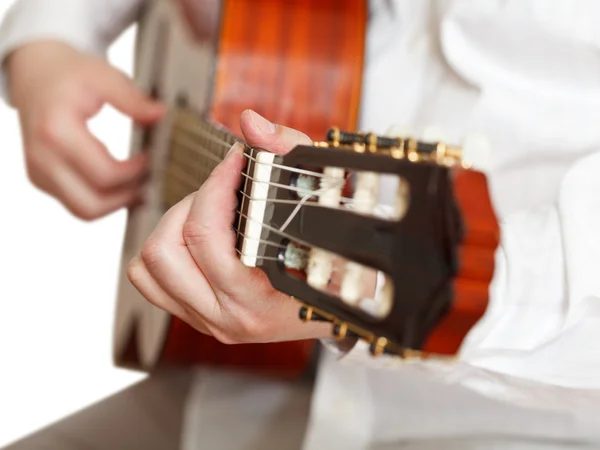 Mężczyzna gra na akustycznej gitarze klasycznej na białym tle — Zdjęcie stockowe