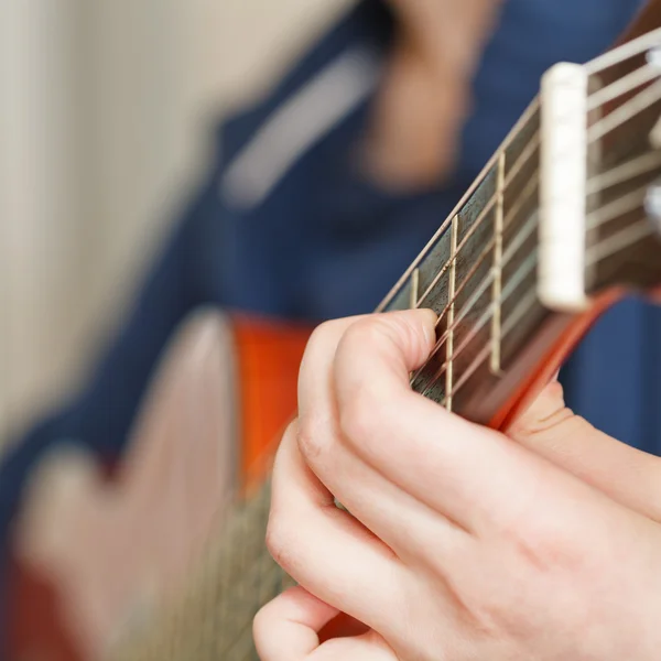 Mulher tocando guitarra acústica clássica — Fotografia de Stock