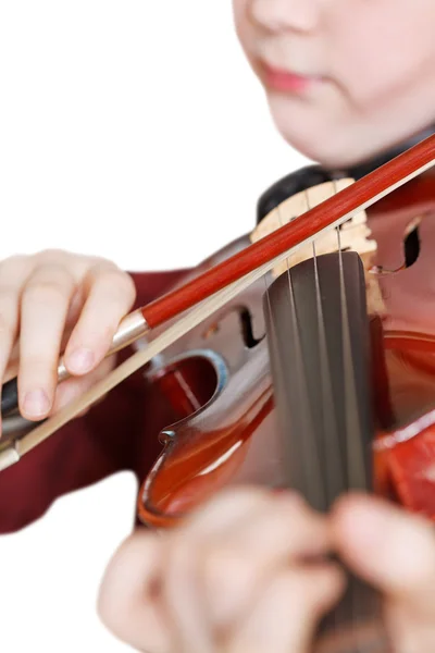 Meisje viool spelen door weggeslagen boeg geïsoleerd — Stockfoto