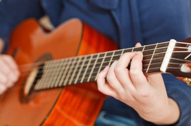 kız üzerinde klasik akustik gitar çalar