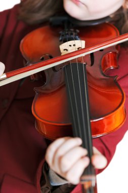 Keman çalmaya yay tarafından izole kız
