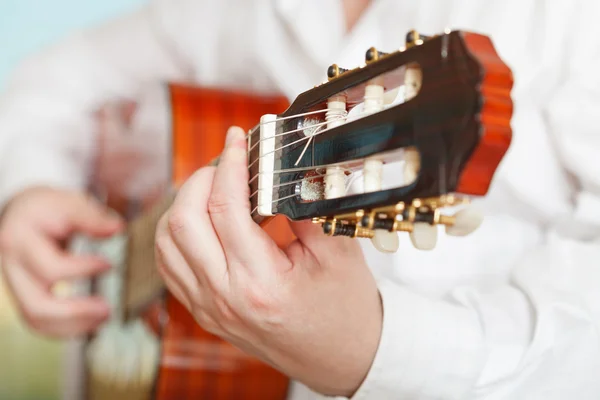 Man plays on prime acoustic guitar — Stock Photo, Image