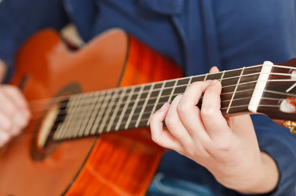 Kız üzerinde klasik akustik gitar çalar — Stok fotoğraf