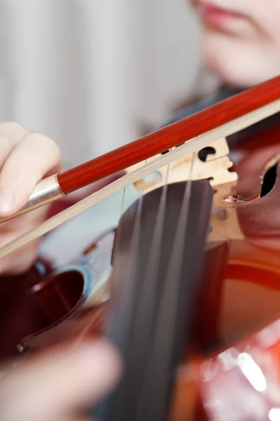 Criança brinca com violino por arco — Fotografia de Stock