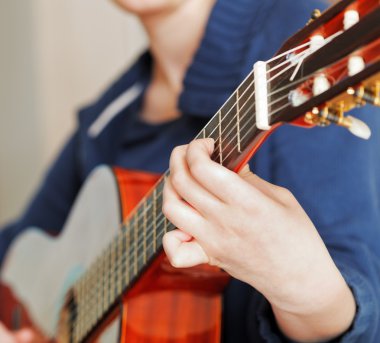 kadın modern akustik gitar çalar