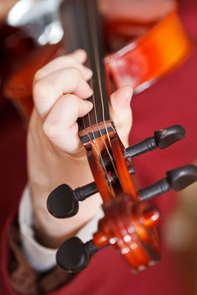 Holka hraje na housle - akord na hmatníku — Stock fotografie