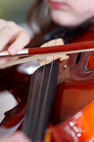 Niño toca el violín con arco —  Fotos de Stock