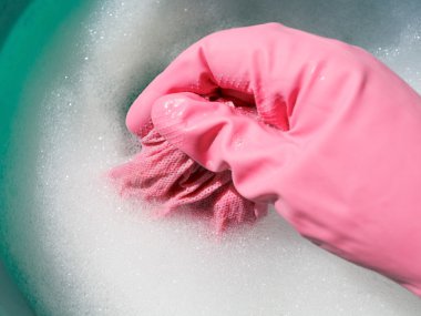 ıslak bezle durulama pembe lastik eldiven el