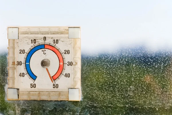 Padesát stupňů Celsia na venkovní teploměr — Stock fotografie
