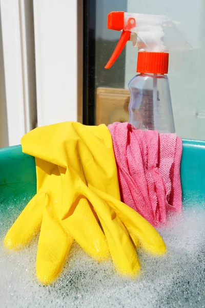 Rubberen handschoen, natte doek, spray fles, zeepwater — Stockfoto