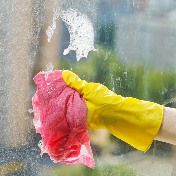 Cleaning window glass by soap suds water — Stock Photo, Image