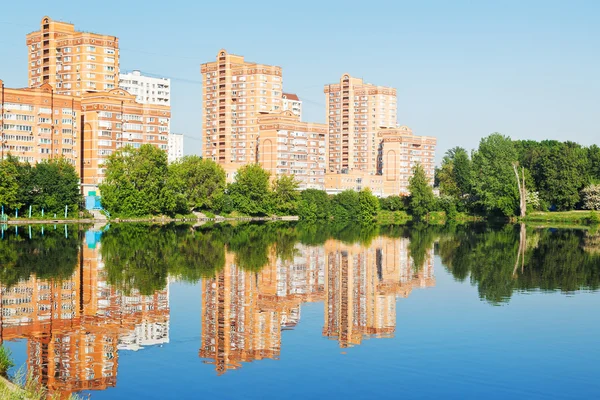 Rua com casas de apartamento de tijolo — Fotografia de Stock