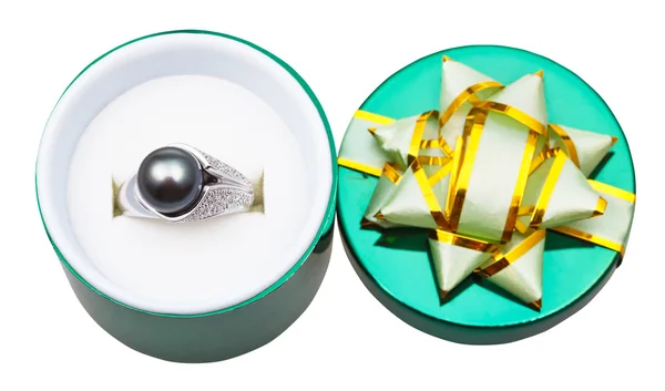 Кольцо из белого золота с черным жемчугом в открытой зеленой коробке — стоковое фото