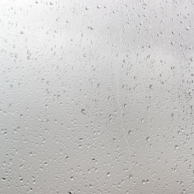 bulutlu bir günde pencere bölmesi üzerinde yağmur damlaları