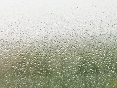 Yağmur damlaları ev pencere bölmesi