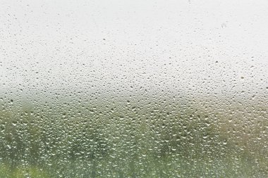 Yağmur damlaları ev pencere camına